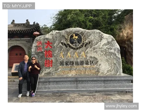 蔡徐坤与足球明星亲密合影展现运动激情与青春活力的完美结合